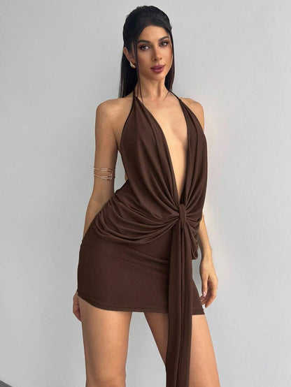 Modelyn – Robe moulante asymétrique en maille avec volants au dos