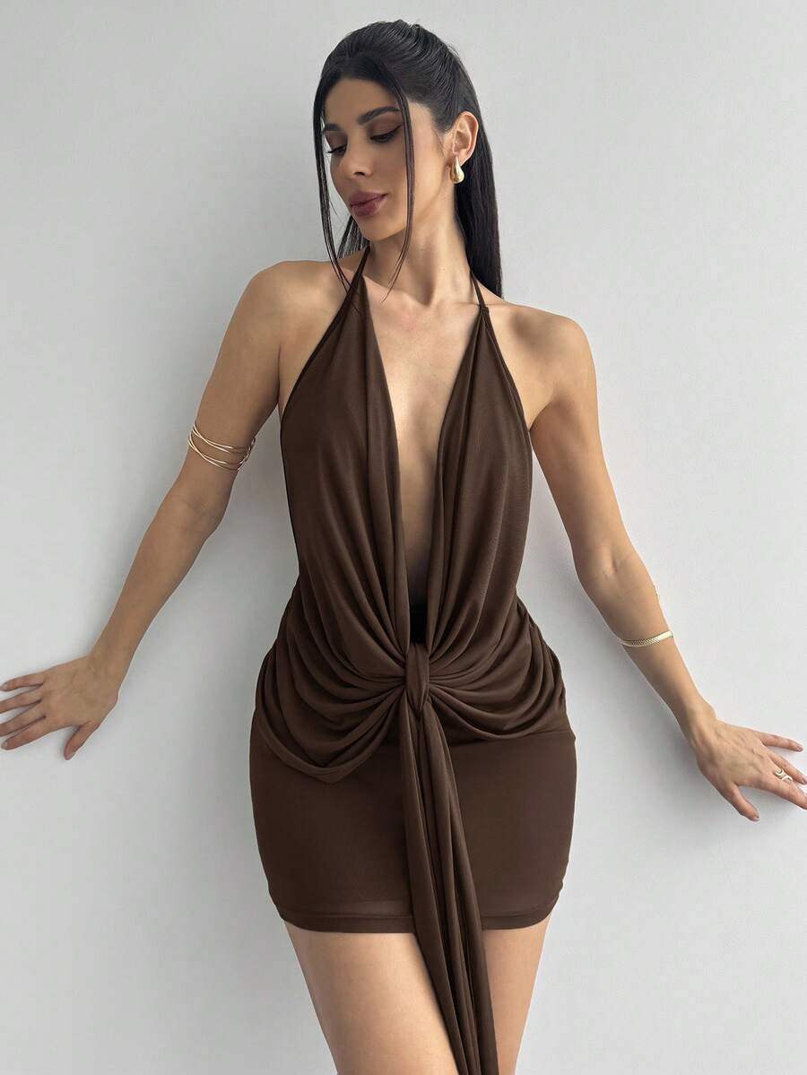 Modelyn – Robe moulante asymétrique en maille avec volants au dos