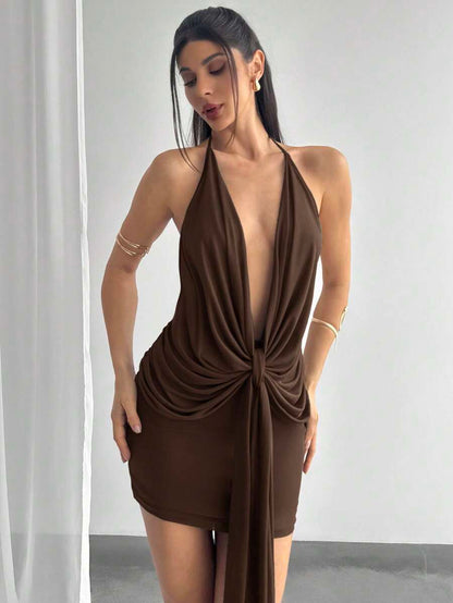 Modelyn – Robe moulante asymétrique en maille avec volants au dos