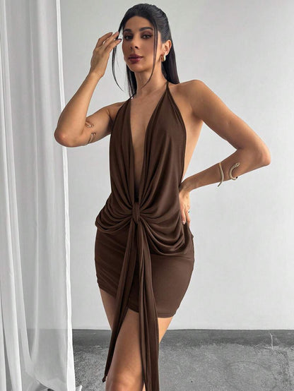 Modelyn – Robe moulante asymétrique en maille avec volants au dos