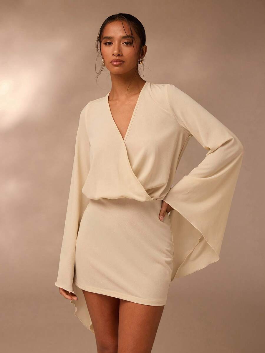 Glamine – Robe courte ample avec laçage à la taille et effet métallique