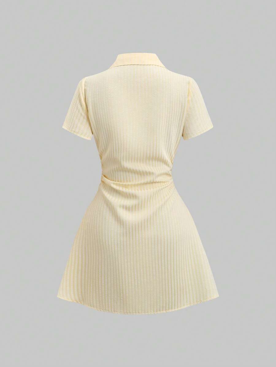 Sweetra Ismora – Robe chemise cintrée à manches courtes et taille affinante