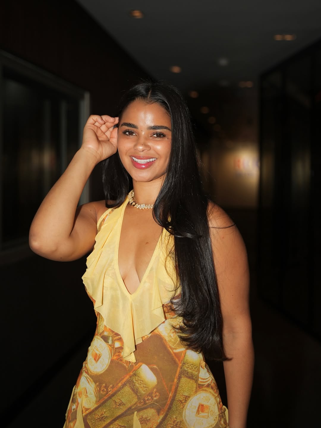 Mireyla – Robe frill en tissu léger avec décolleté