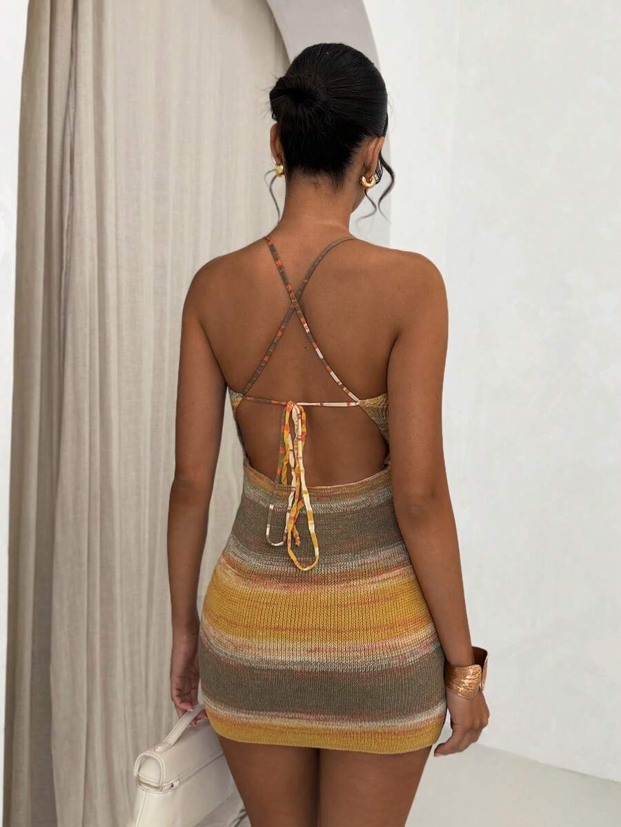 Allurite – Robe courte ajustée à lacets dos nu et coupe asymétrique