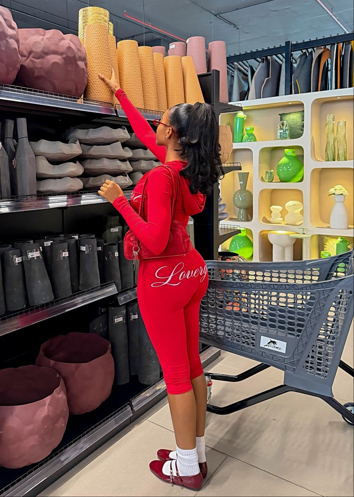 SUMWON WOMEN – Ensemble zip hoodie et leggings à imprimé script et coupe ajustée