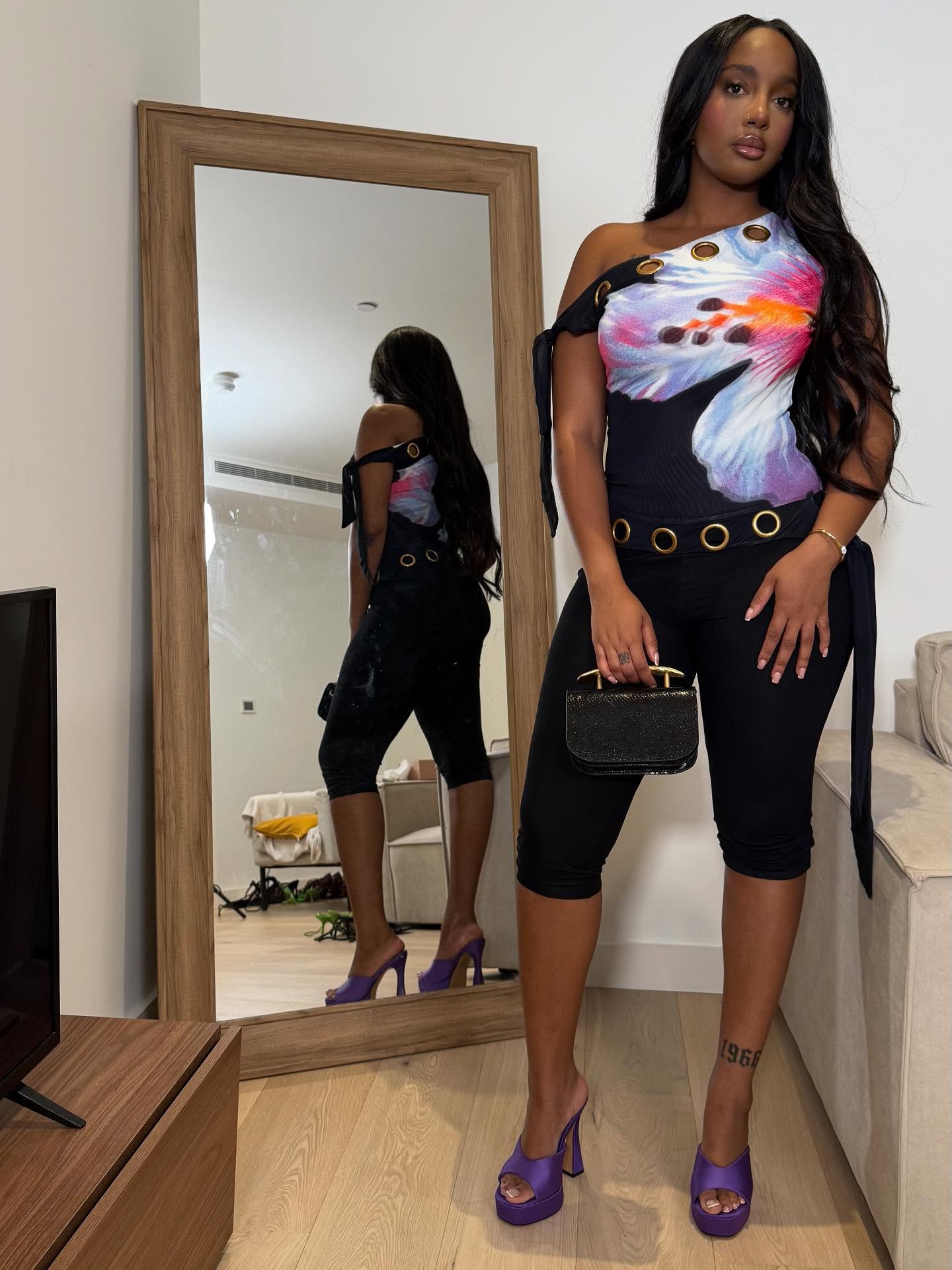 Saylia – Col asymétrique et pantalon capri