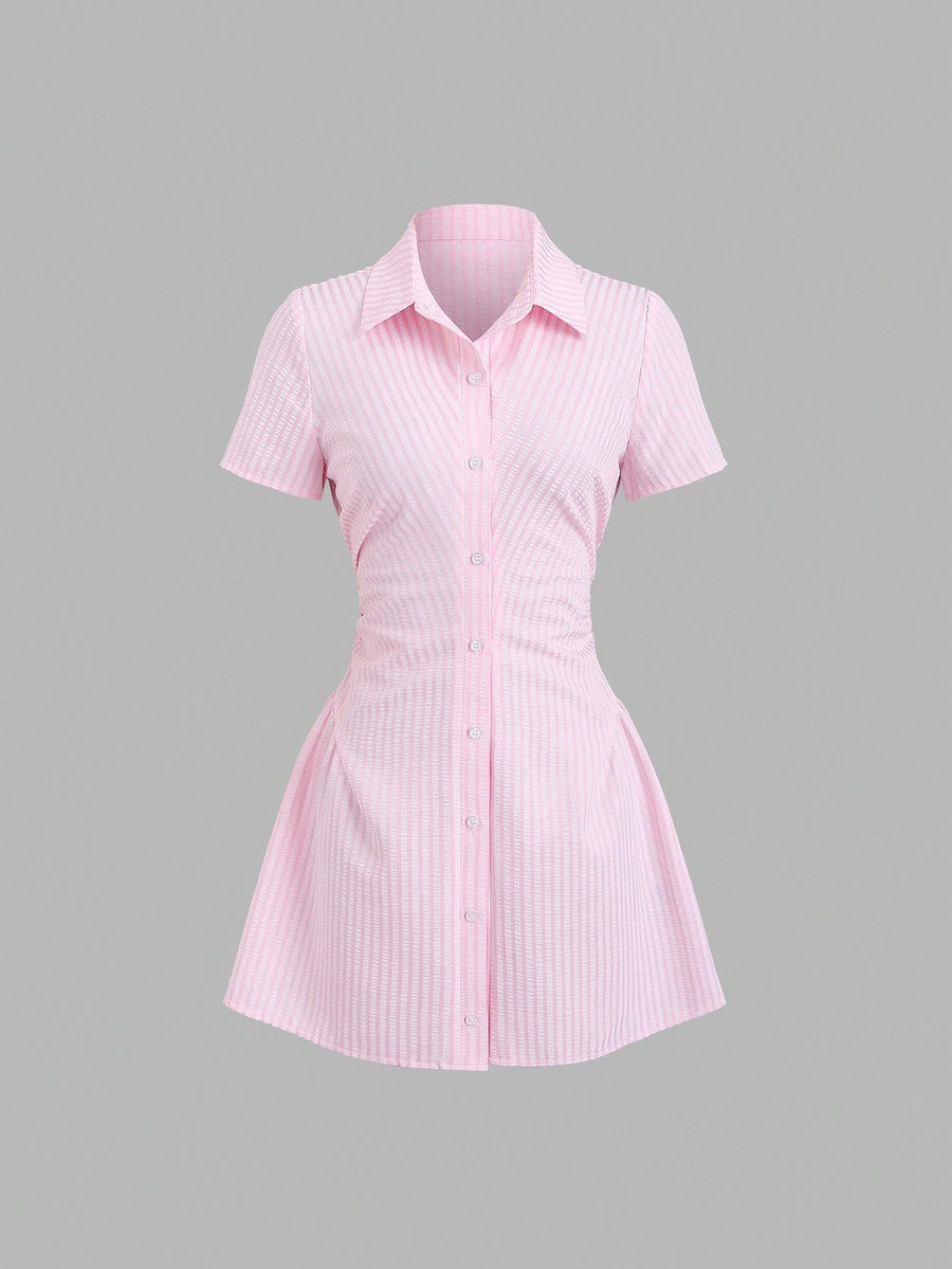 Sweetra Ismora – Robe chemise cintrée à manches courtes et taille affinante