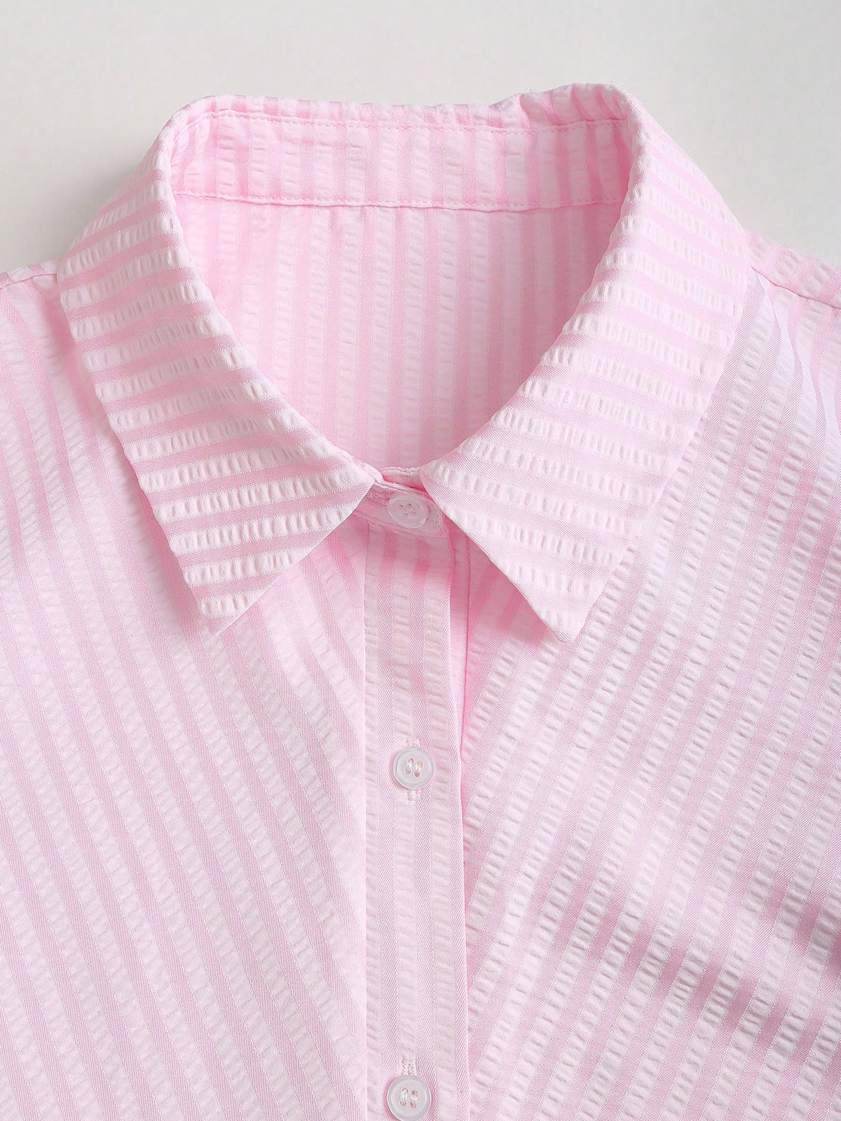 Sweetra Ismora – Robe chemise cintrée à manches courtes et taille affinante