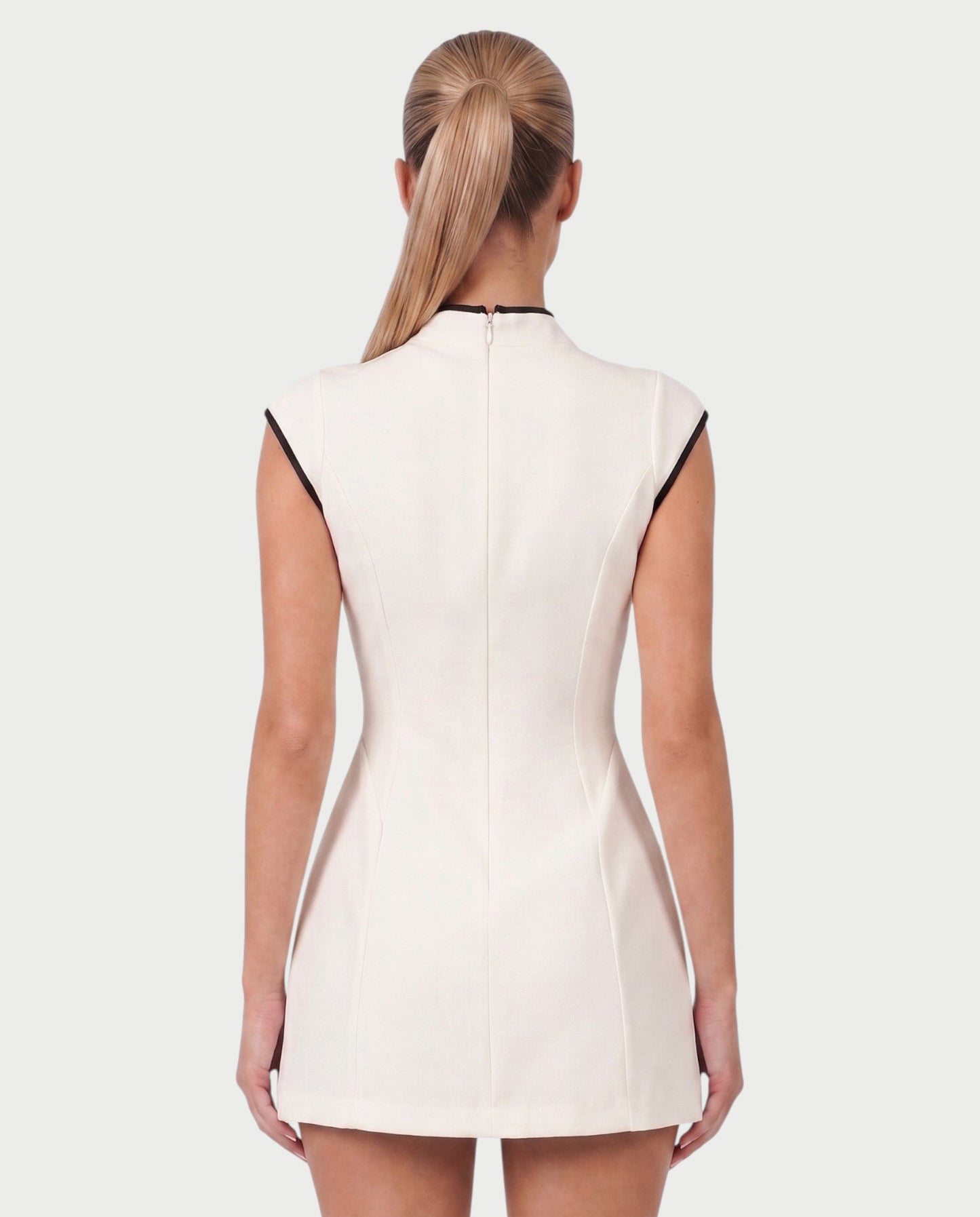 Bachina – Robe mini col montant avec piping contrasté