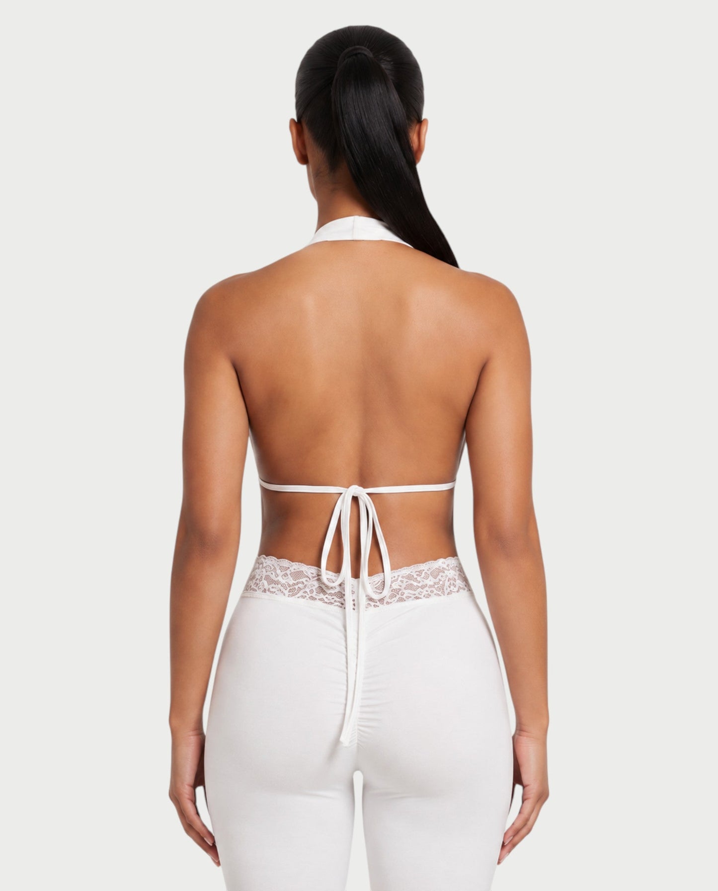 Bachina – Combinaison courte à dos nu et dentelle halter