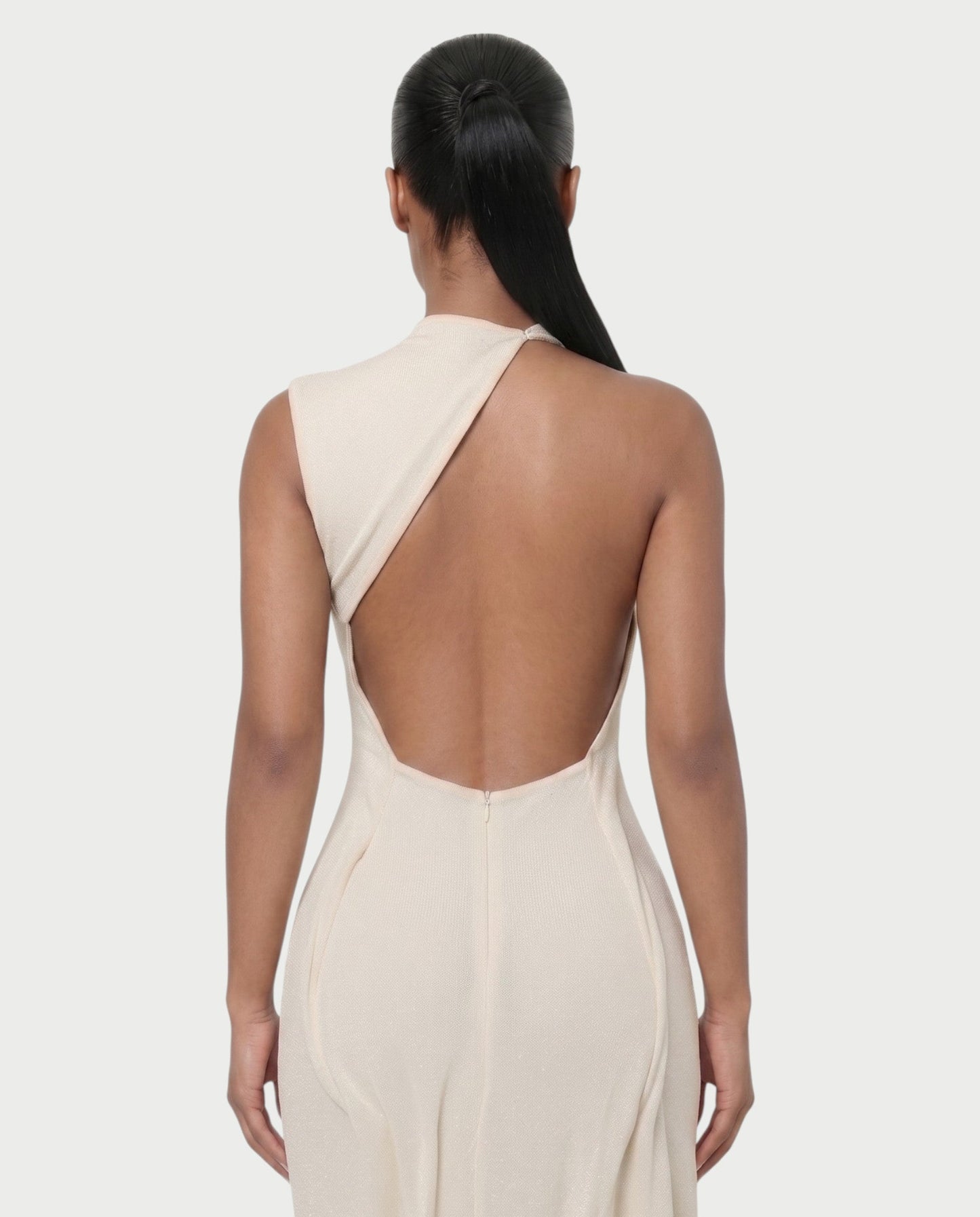 Bachina – Robe maxi asymétrique à dos ouvert et drapé