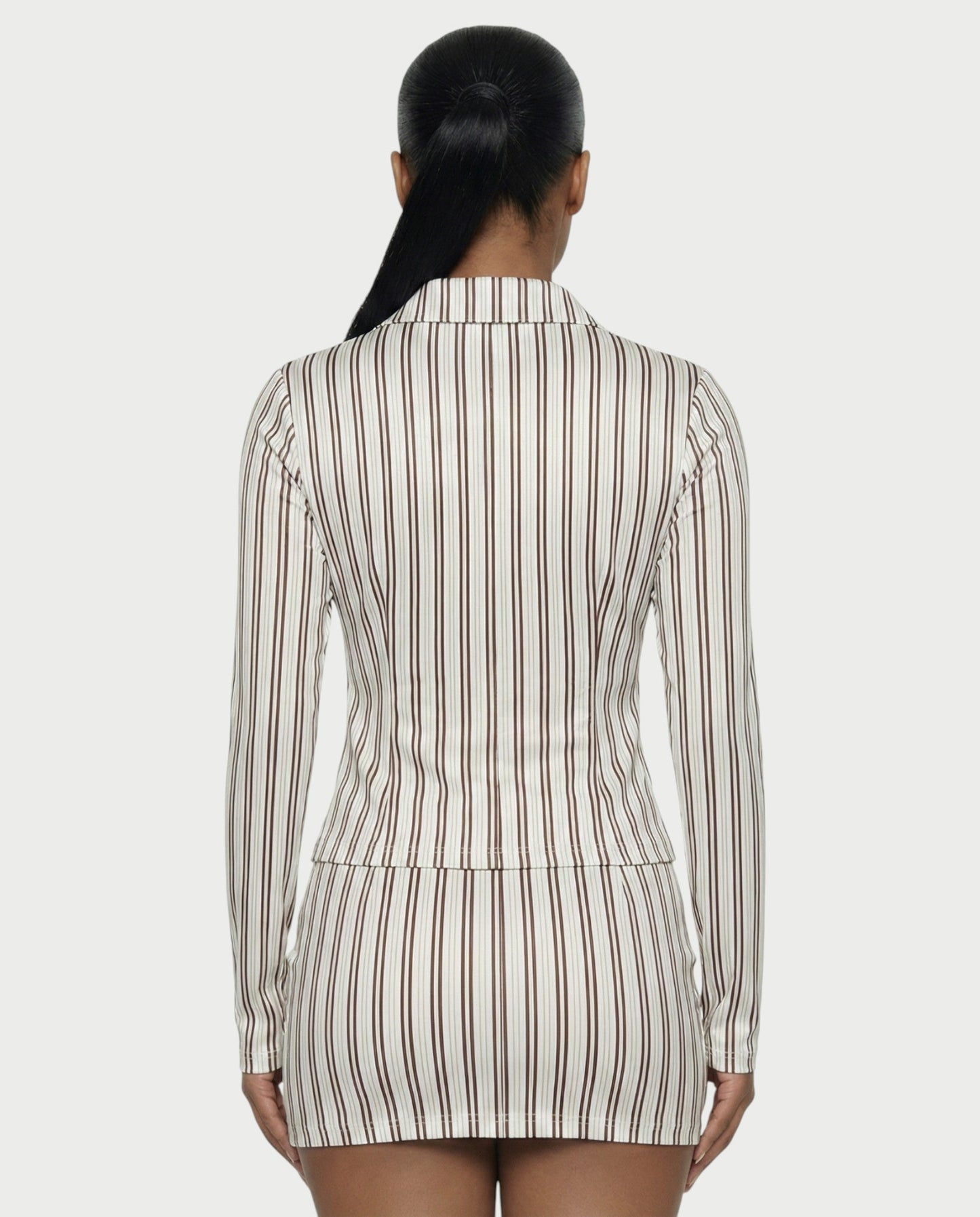 AVENYA – Ensemble chemise rayée à manches longues et mini jupe ajustée