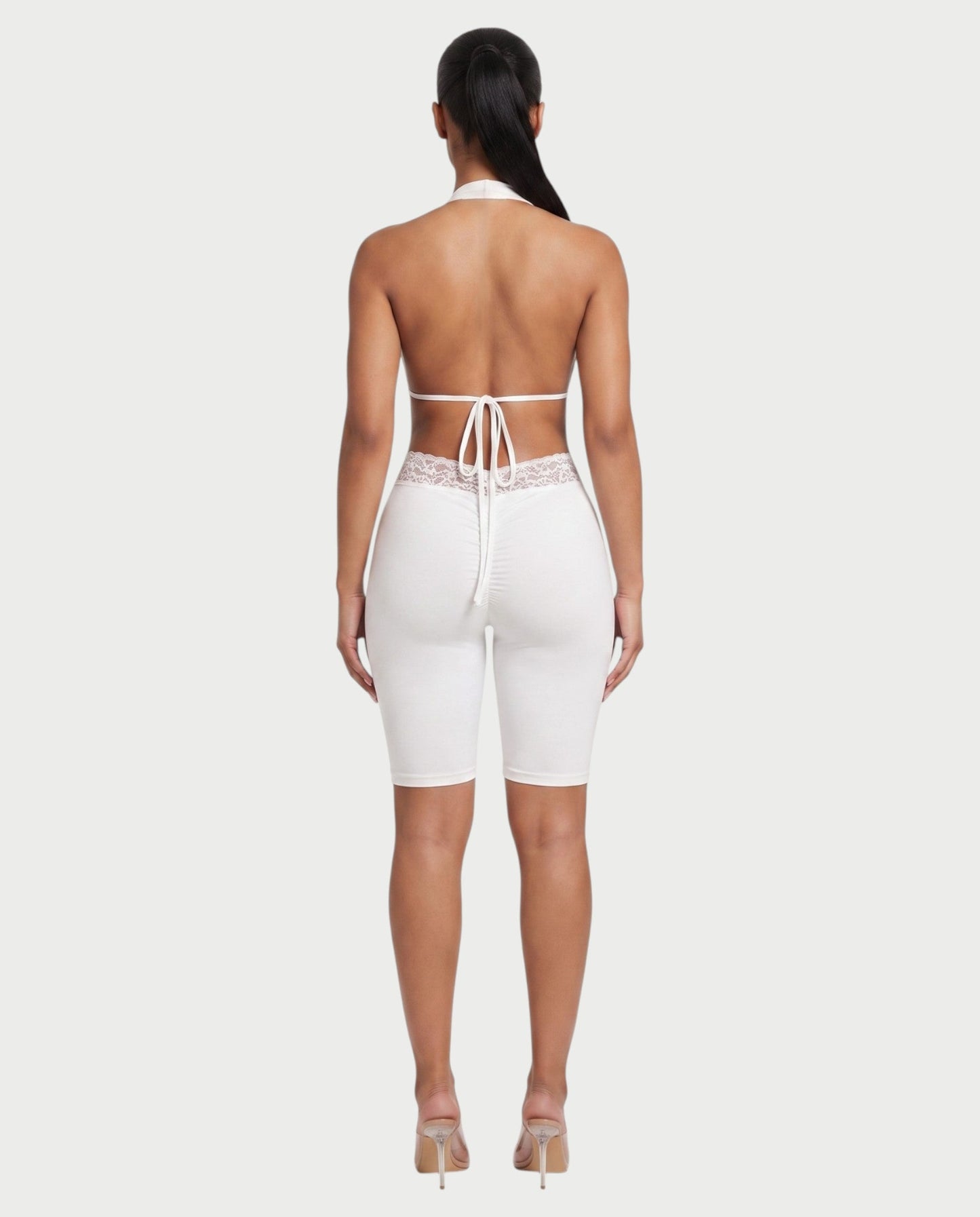 Bachina – Combinaison courte à dos nu et dentelle halter
