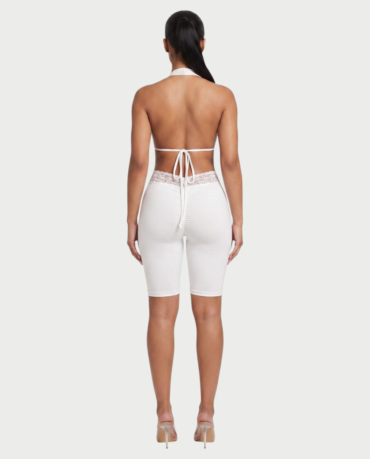 Bachina – Combinaison courte à dos nu et dentelle halter