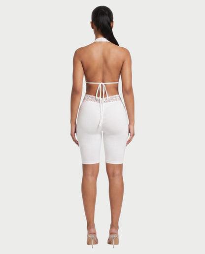 Bachina – Combinaison courte à dos nu et dentelle halter
