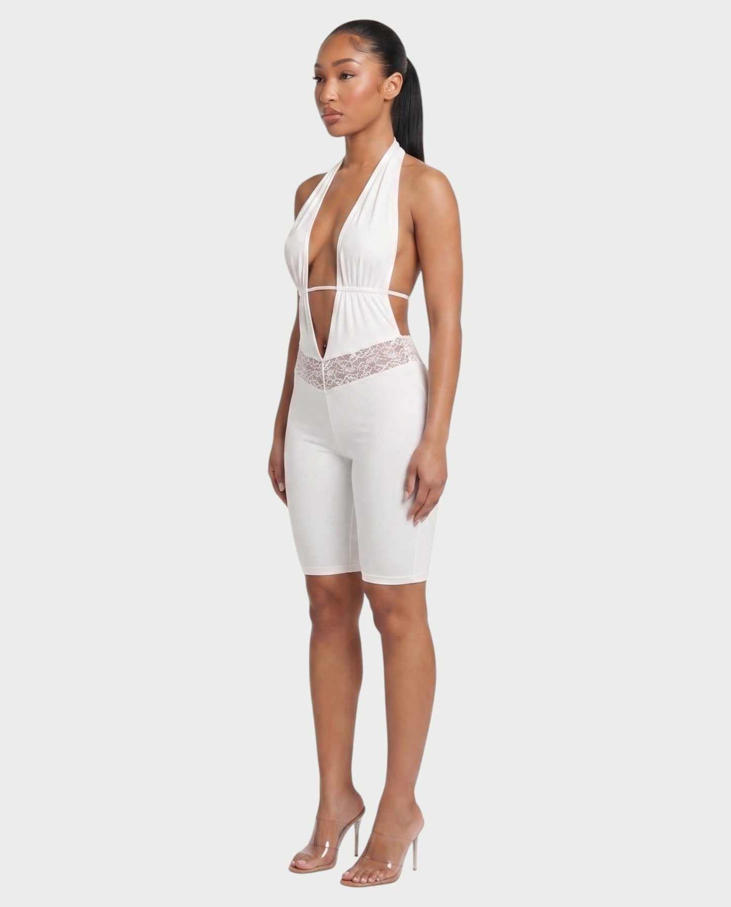 Bachina – Combinaison courte à dos nu et dentelle halter