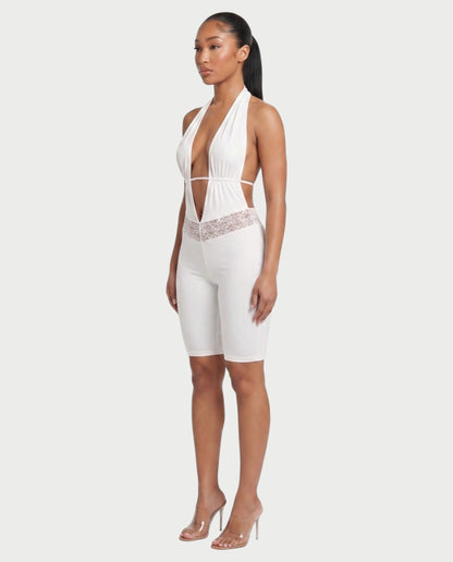 Bachina – Combinaison courte à dos nu et dentelle halter