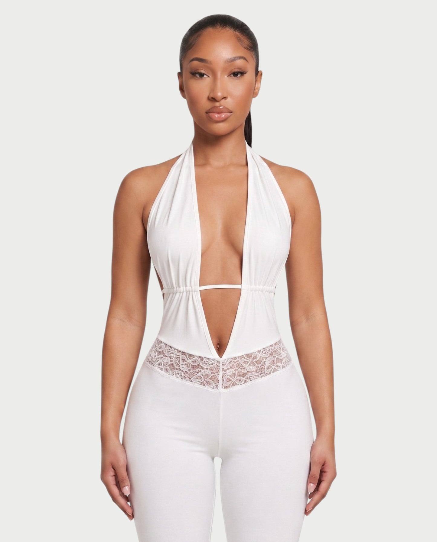 Bachina – Combinaison courte à dos nu et dentelle halter