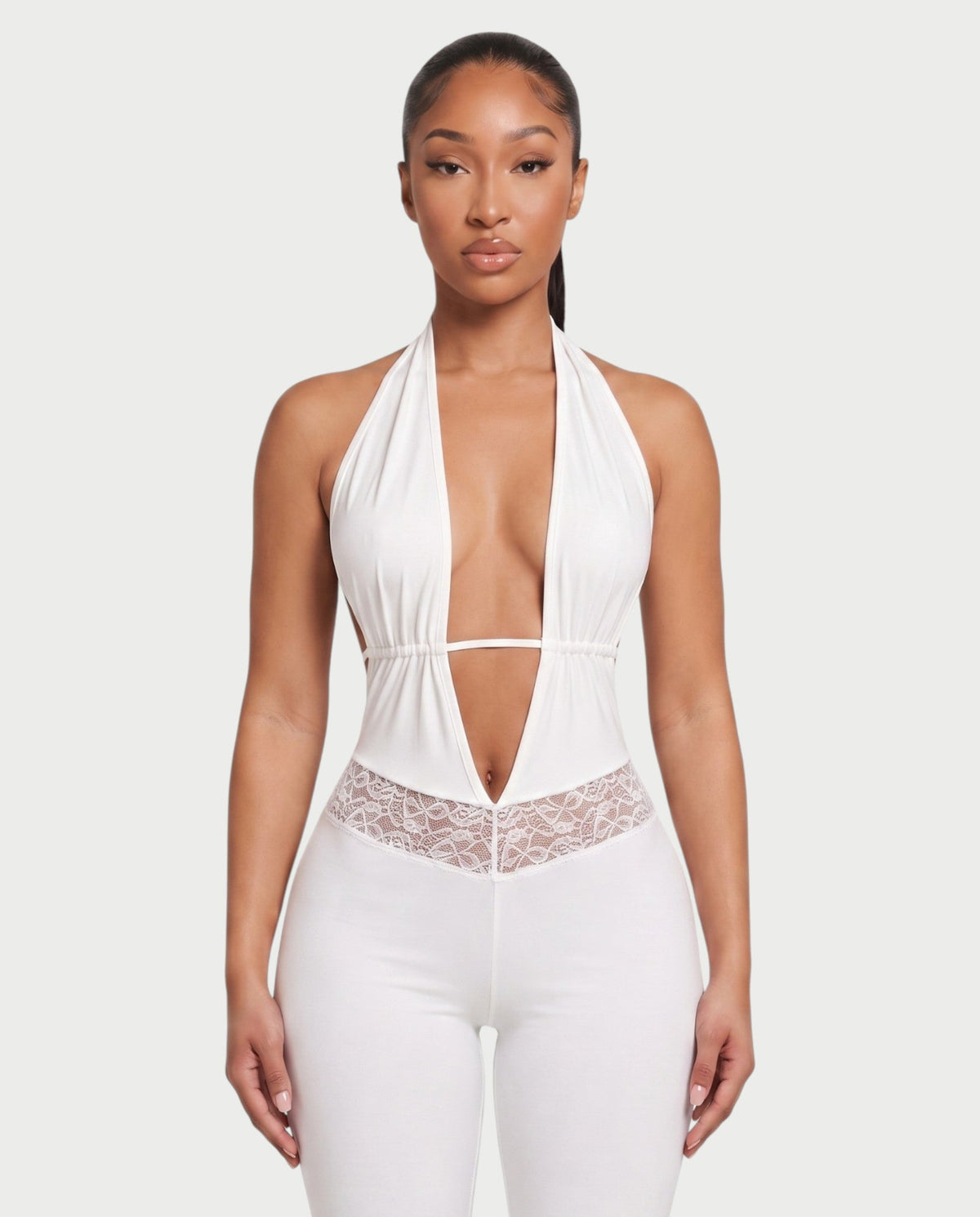 Bachina – Combinaison courte à dos nu et dentelle halter
