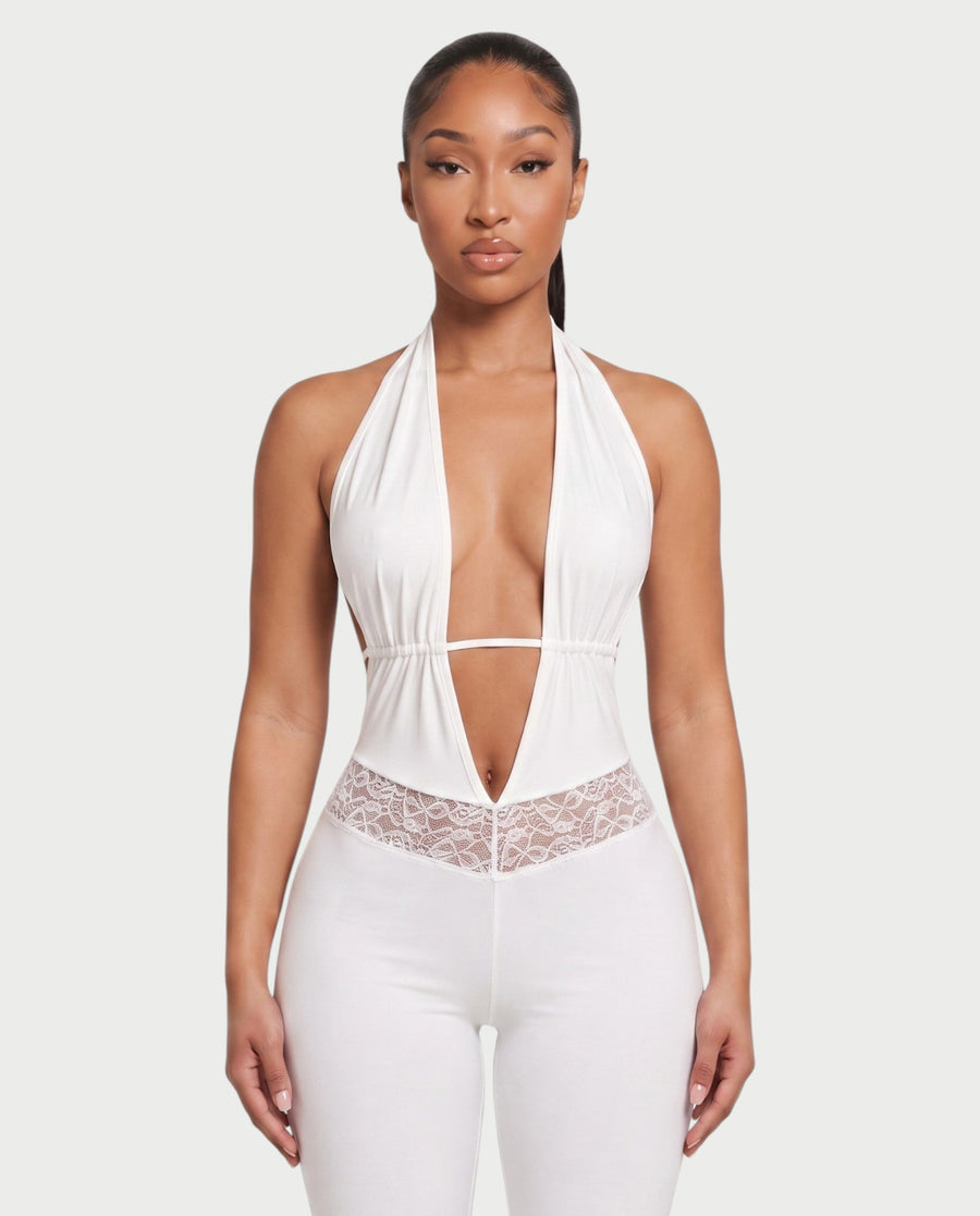 Bachina – Combinaison courte à dos nu et dentelle halter