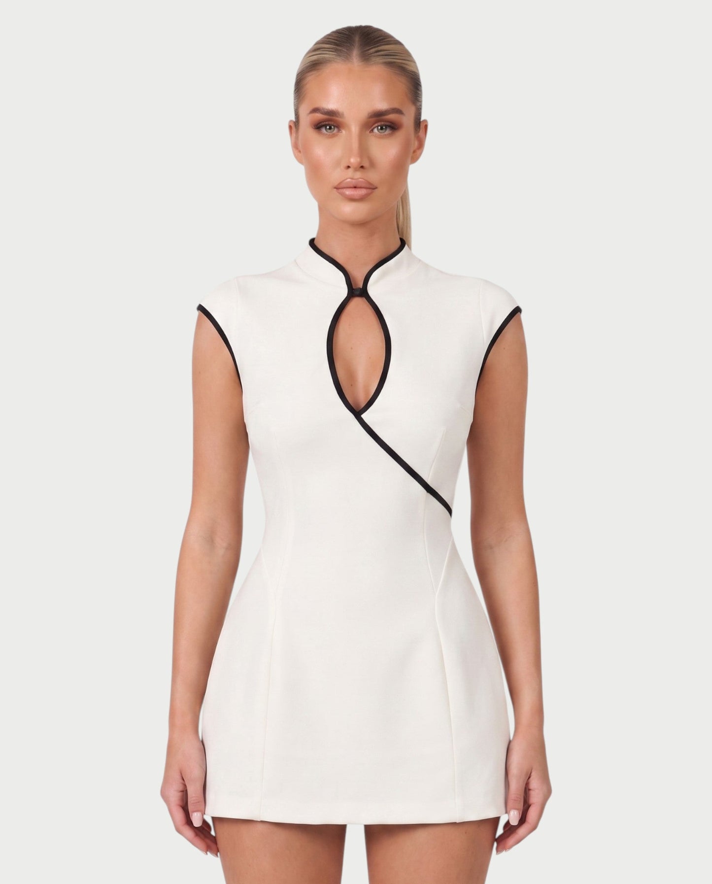 Bachina – Robe mini col montant avec piping contrasté