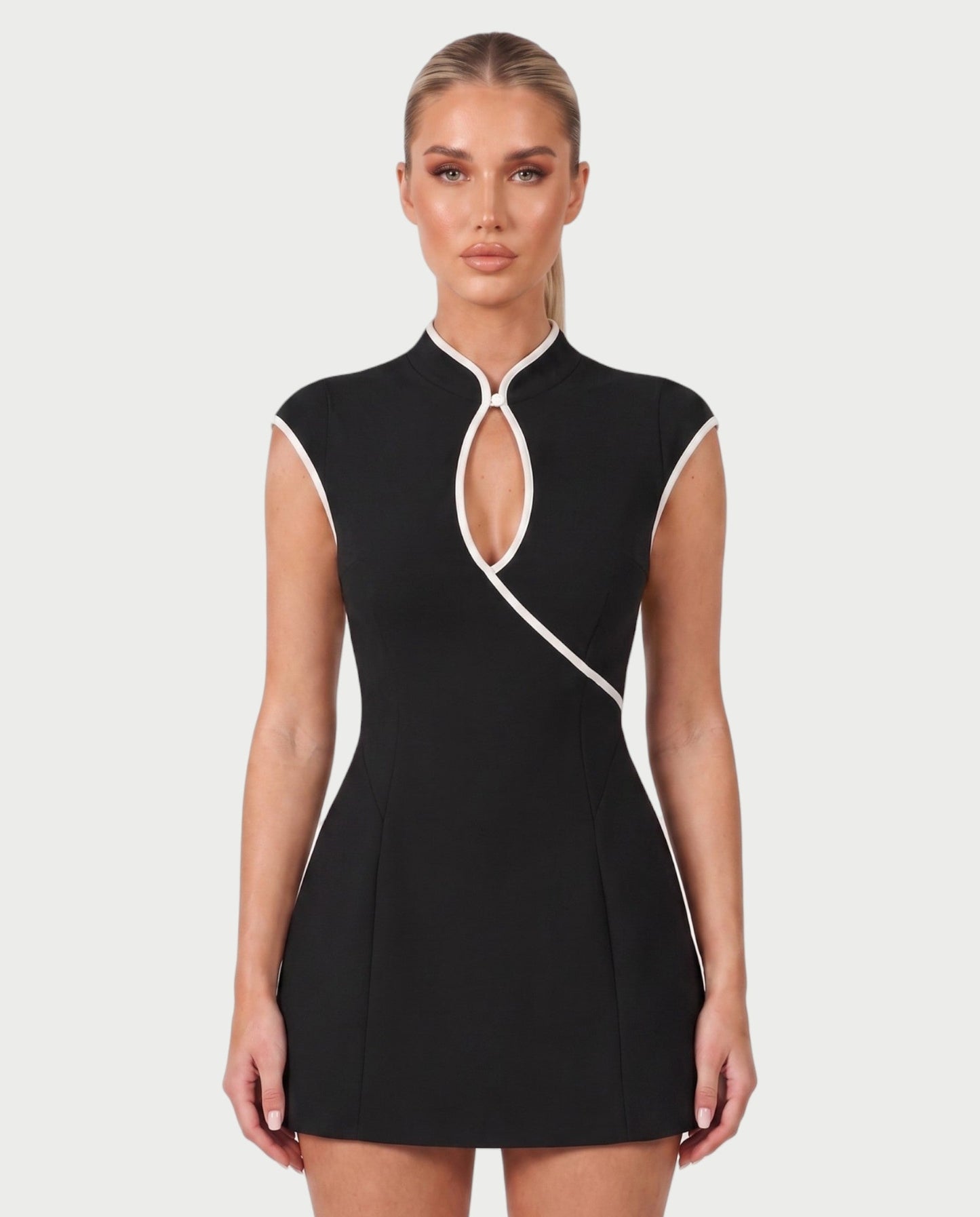 Bachina – Robe mini col montant avec piping contrasté