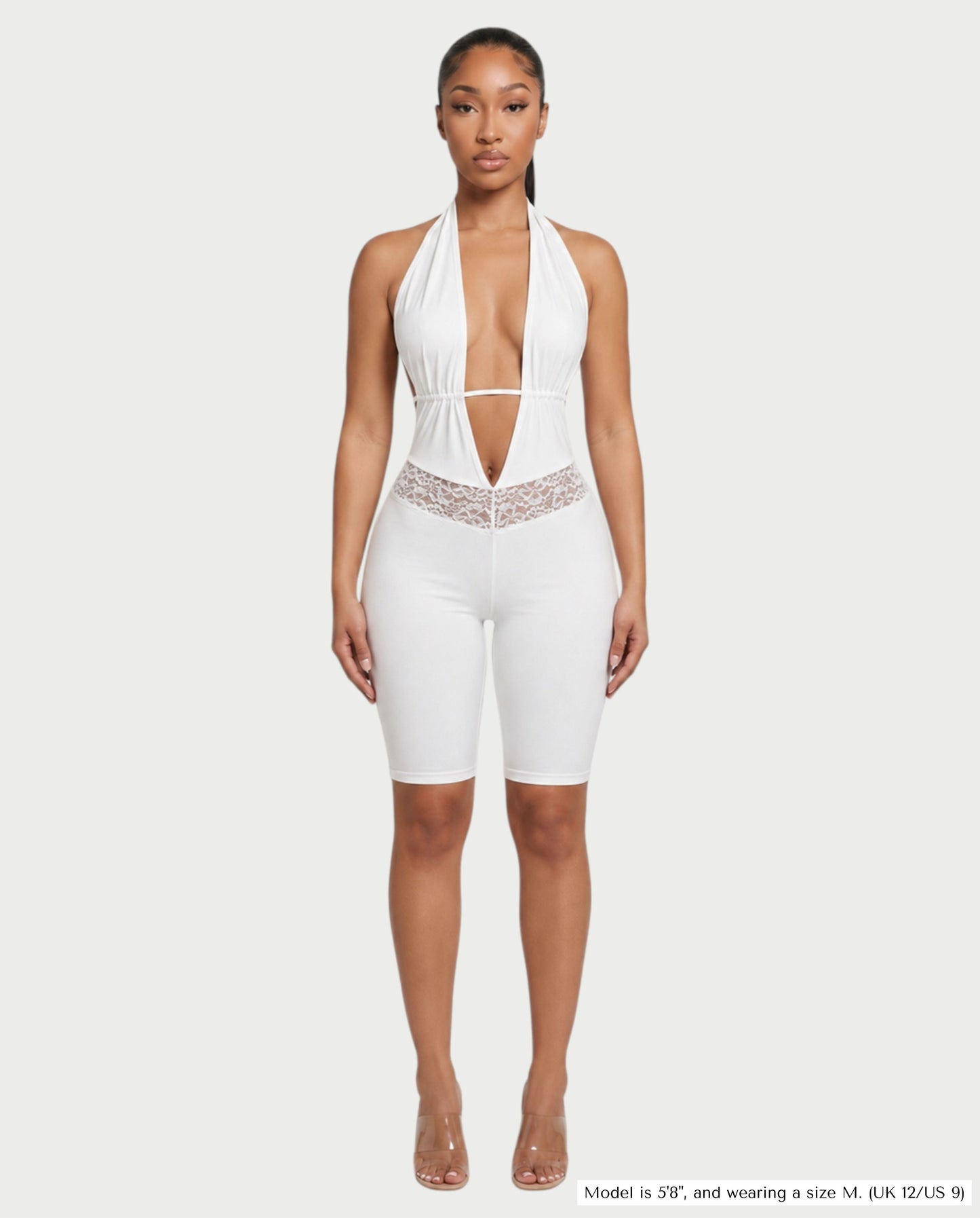 Bachina – Combinaison courte à dos nu et dentelle halter