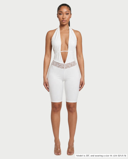 Bachina – Combinaison courte à dos nu et dentelle halter
