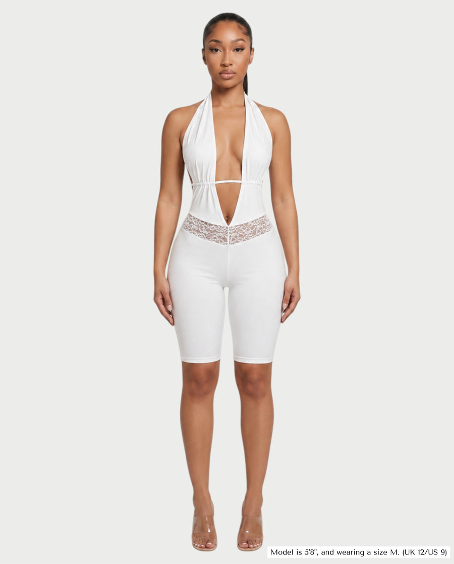 Bachina – Combinaison courte à dos nu et dentelle halter