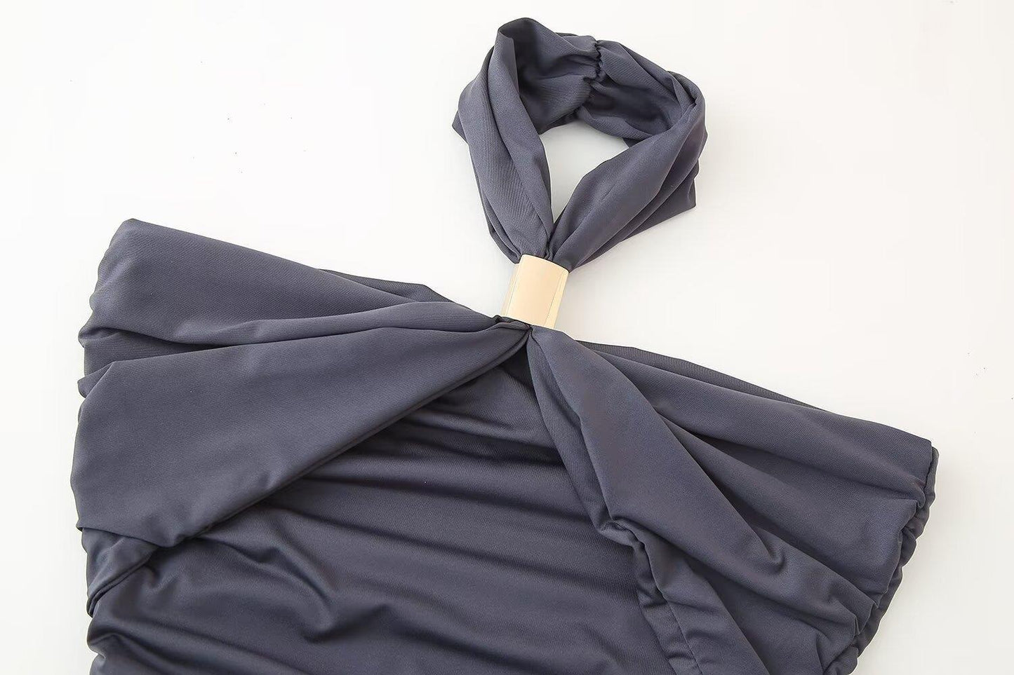 BSK&TRAF – Robe midi à plis avec design croisé et coupe ajustée