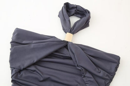 BSK&TRAF – Robe midi à plis avec design croisé et coupe ajustée