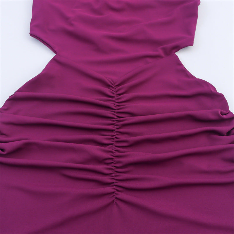 ATY – Robe moulante à décolleté halter et détails plissés