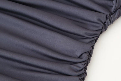 BSK&TRAF – Robe midi à plis avec design croisé et coupe ajustée