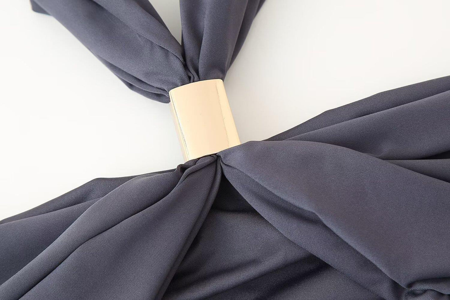 BSK&TRAF – Robe midi à plis avec design croisé et coupe ajustée