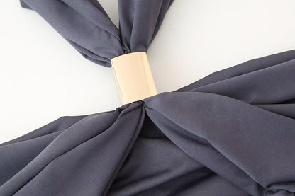 BSK&TRAF – Robe midi à plis avec design croisé et coupe ajustée