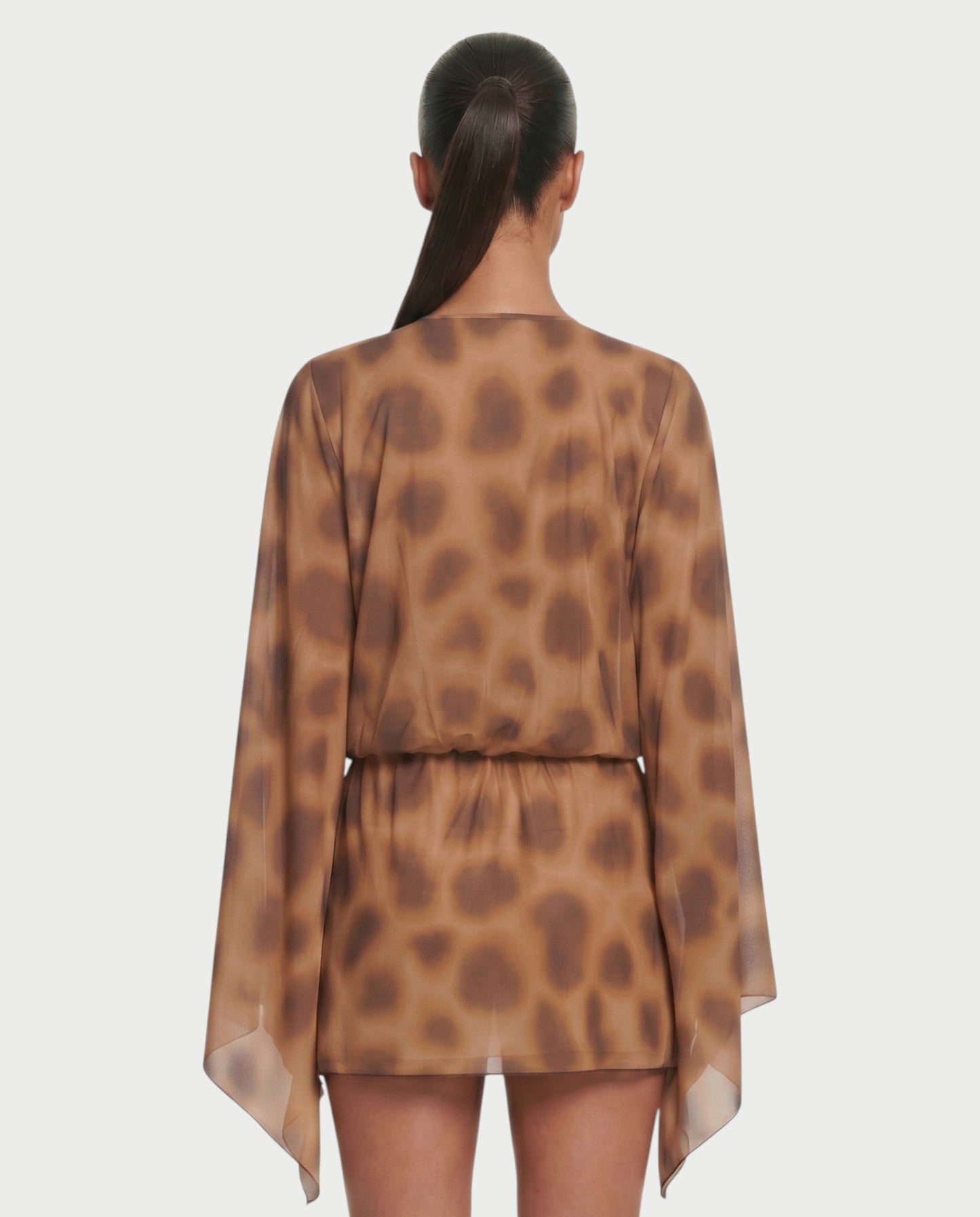 Salyne – Robe mini drapée à décolleté plongeant et imprimé animalier