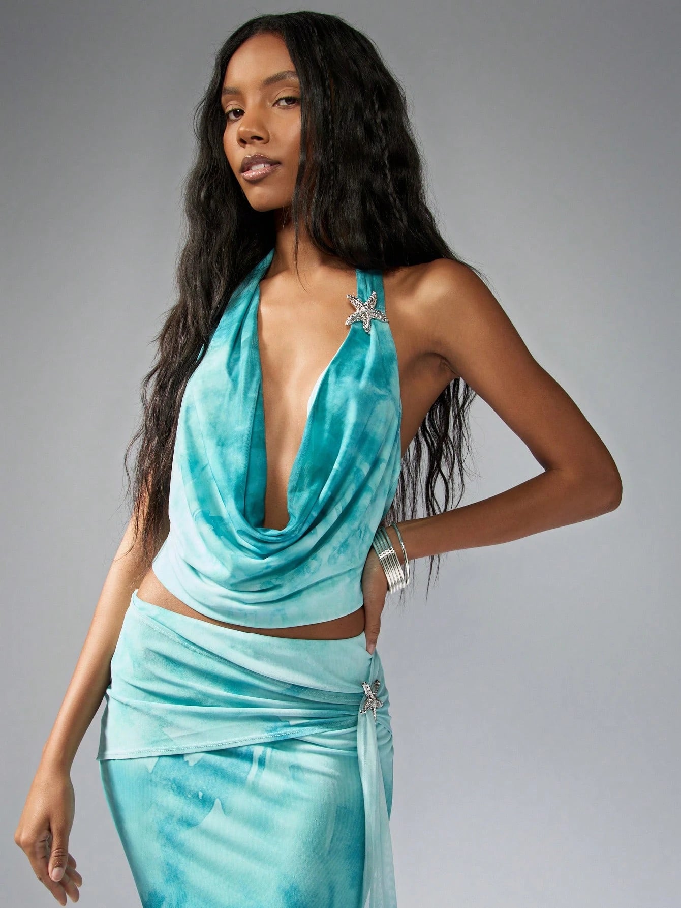 MISSGUIDED – Ensemble top & jupe à encolure avec broche étoile de mer en cristal