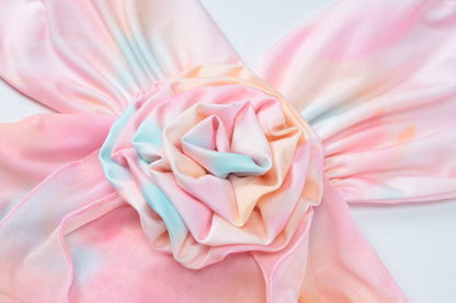ATYWS – Robe à décolleté V avec fente haute et détails en dentelle