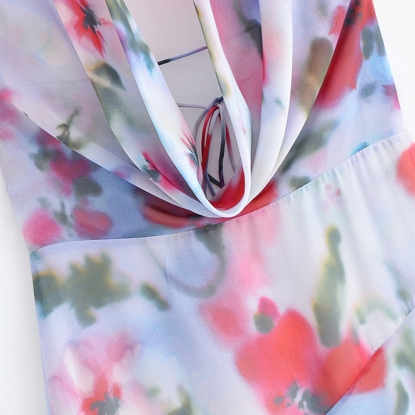 BSK&TRAF – Robe à col montant imprimée avec roses et coupe fluide