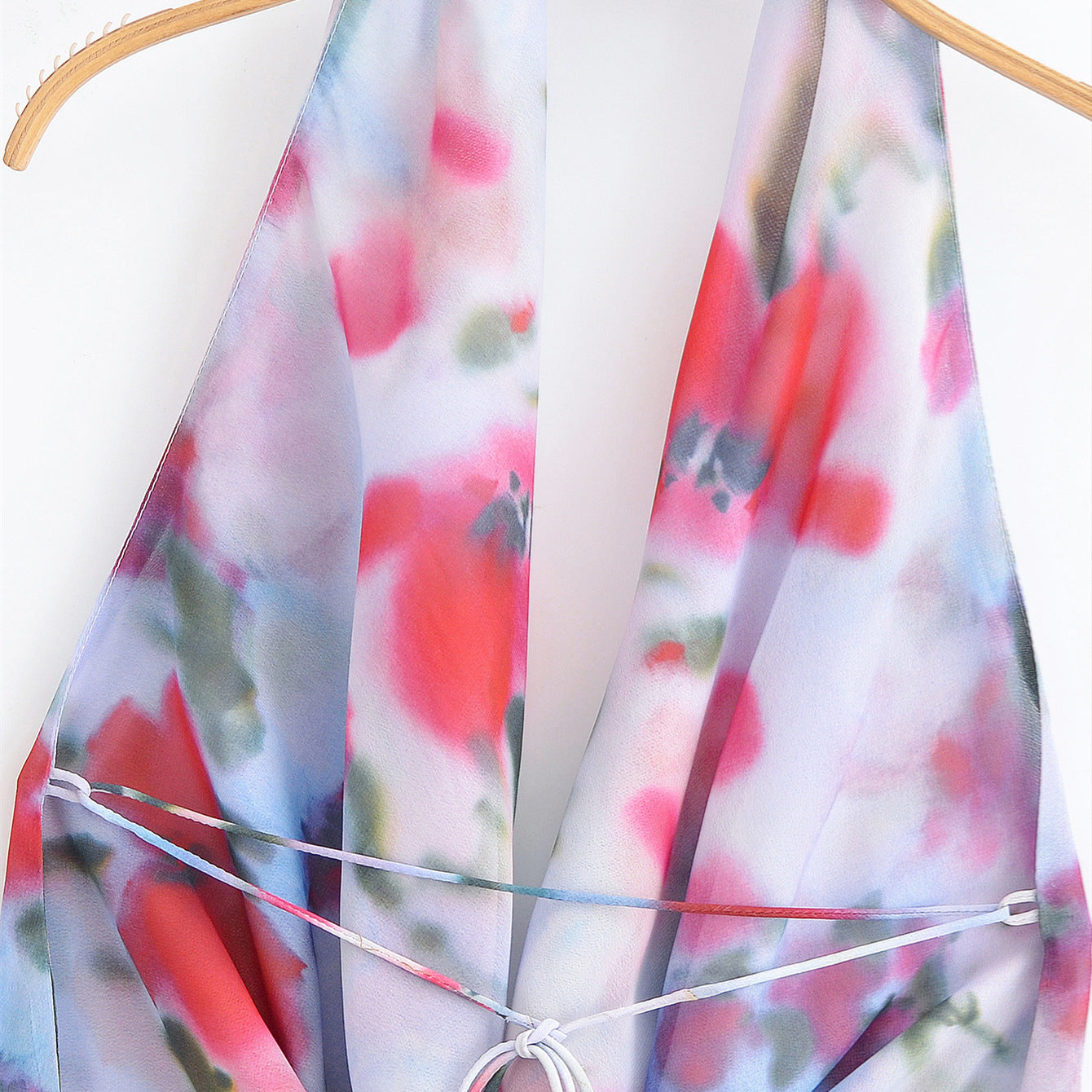 BSK&TRAF – Robe à col montant imprimée avec roses et coupe fluide