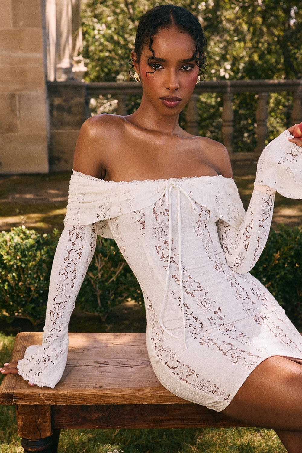 Sixtylia – Mini-robe à épaules dénudées en dentelle florale