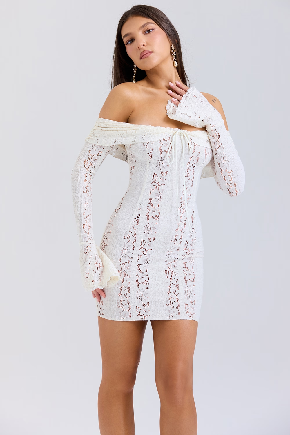 Sixtylia – Mini-robe à épaules dénudées en dentelle florale