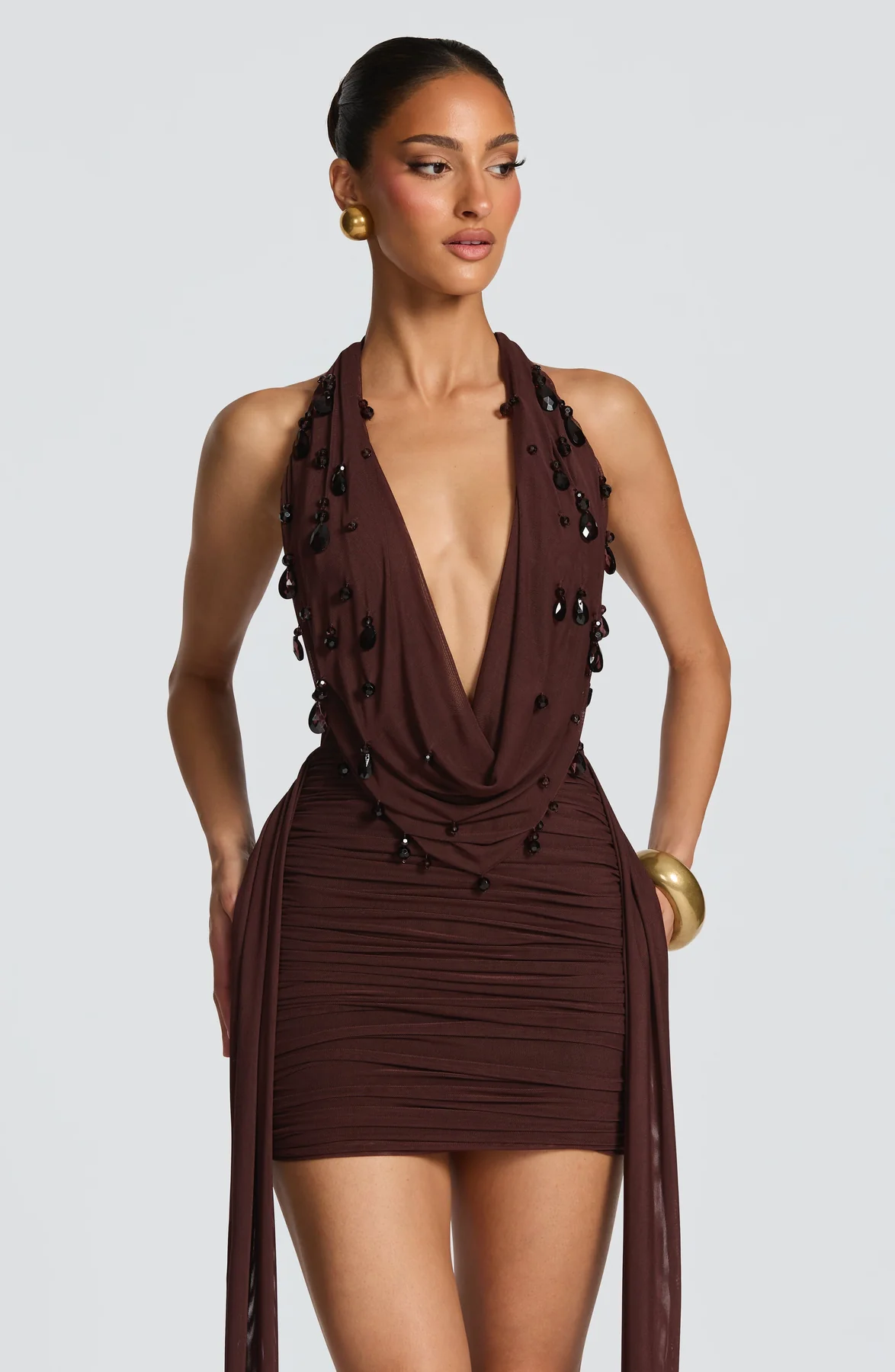 Aloruh Bach – Robe soirée dos nu à perles et col plongeant